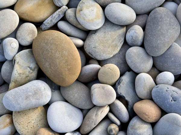 破鵝卵石選哪種破碎石機(jī)好？