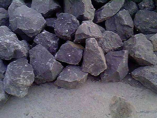 時(shí)產(chǎn)300t玄武巖破碎生產(chǎn)線設(shè)備配置、工藝流程介紹