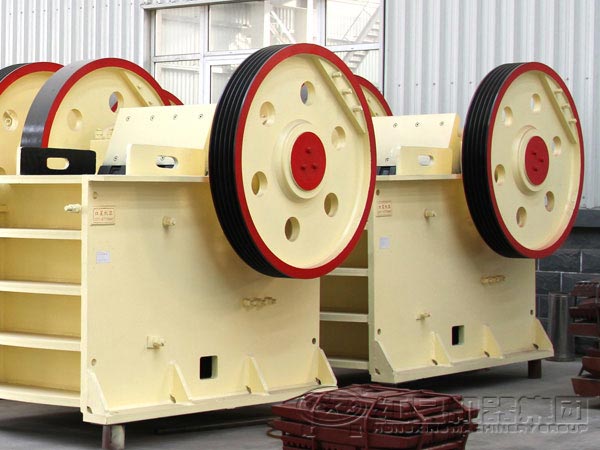 采石場破碎石頭要用到哪些設(shè)備？