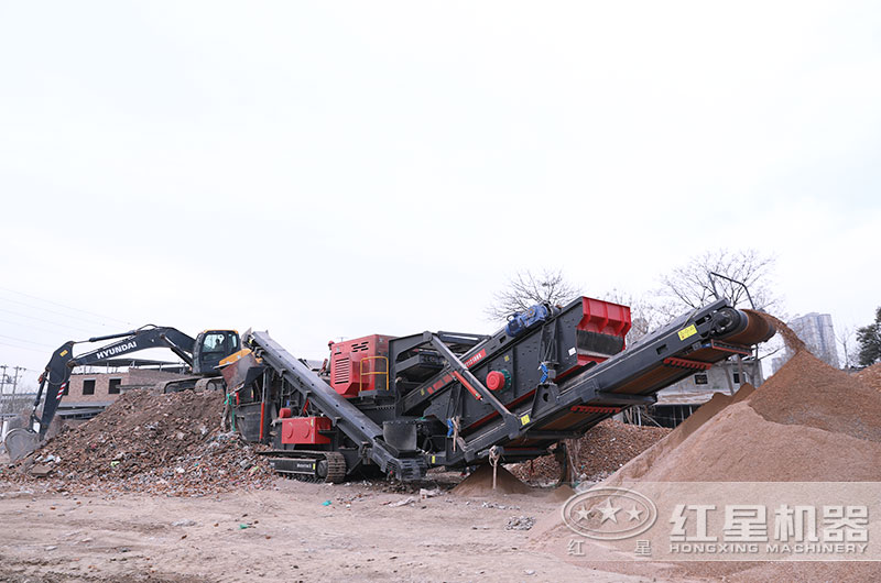 履帶式移動破碎機(jī)工作現(xiàn)場圖片