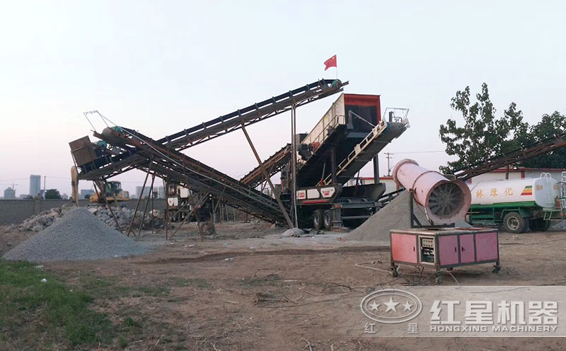 移動破碎機加工礦渣現(xiàn)場