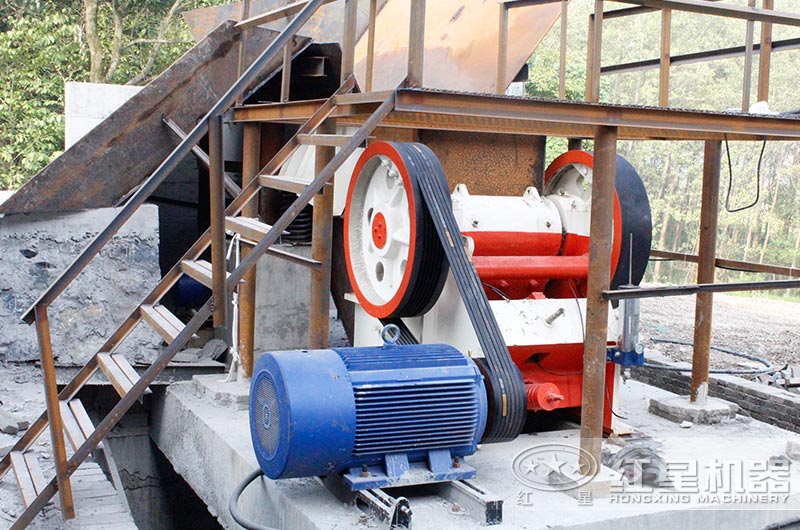 顎式破碎機(jī)工作現(xiàn)場實(shí)拍