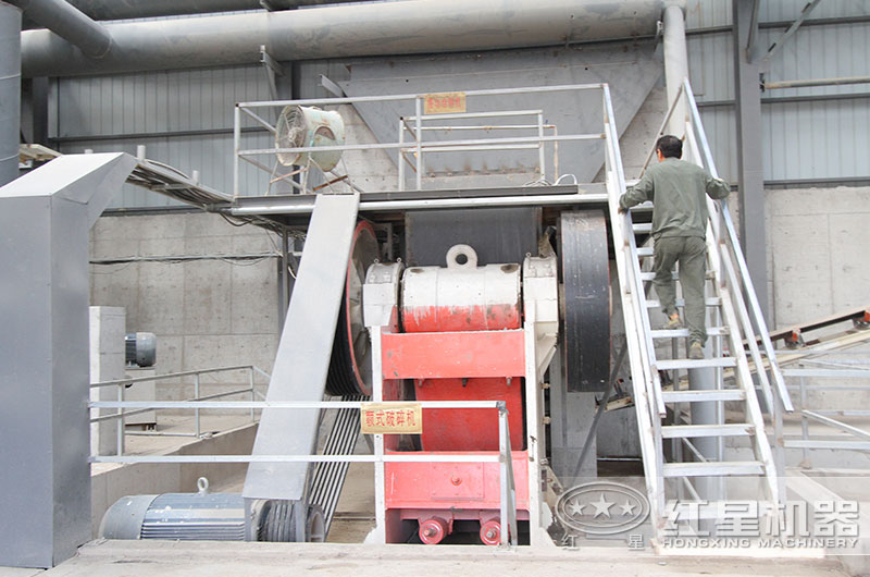 顎式碎石機(jī)工作現(xiàn)場(chǎng)圖片