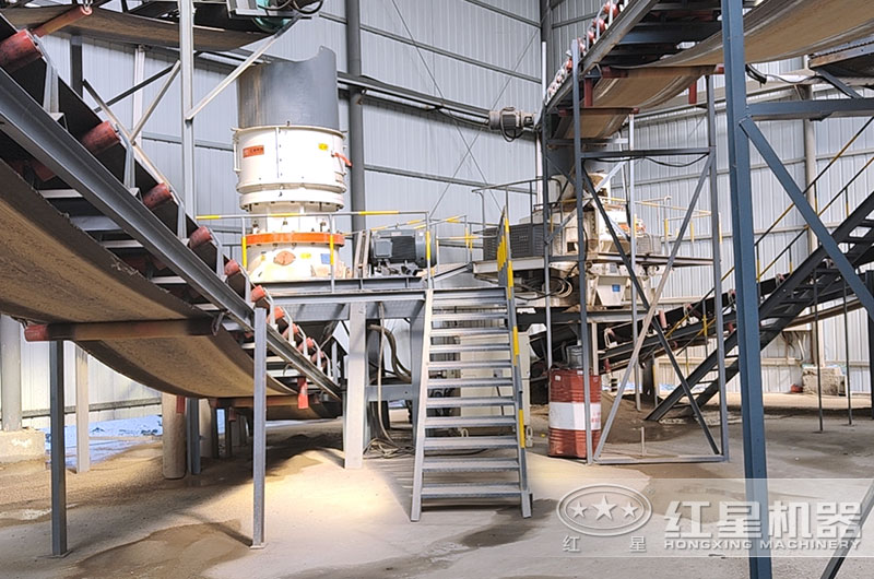 花崗巖碎石機工作現(xiàn)場實拍圖