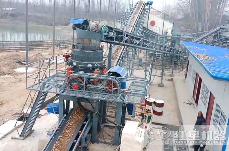 鵝卵石圓錐破碎機(jī)工作現(xiàn)場(chǎng)圖片
