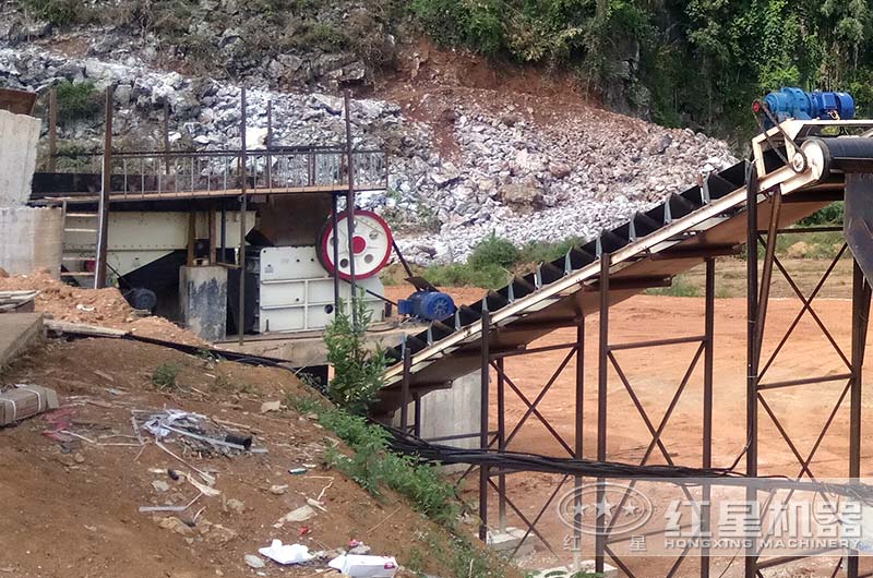 顎式破碎機(jī)工作現(xiàn)場圖片