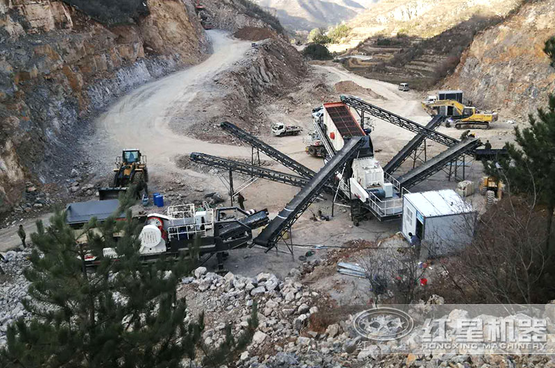 山東客戶移動式大型粉碎機(jī)工作現(xiàn)場