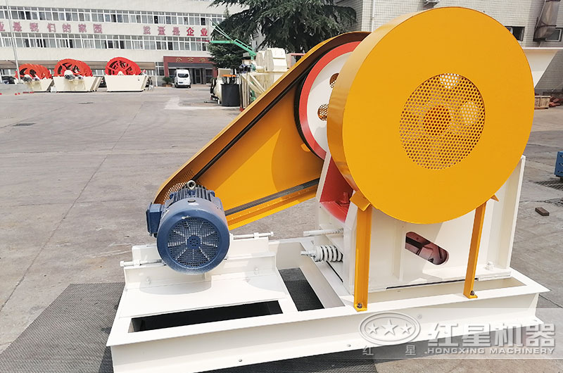 大型細(xì)顎破碎機圖片