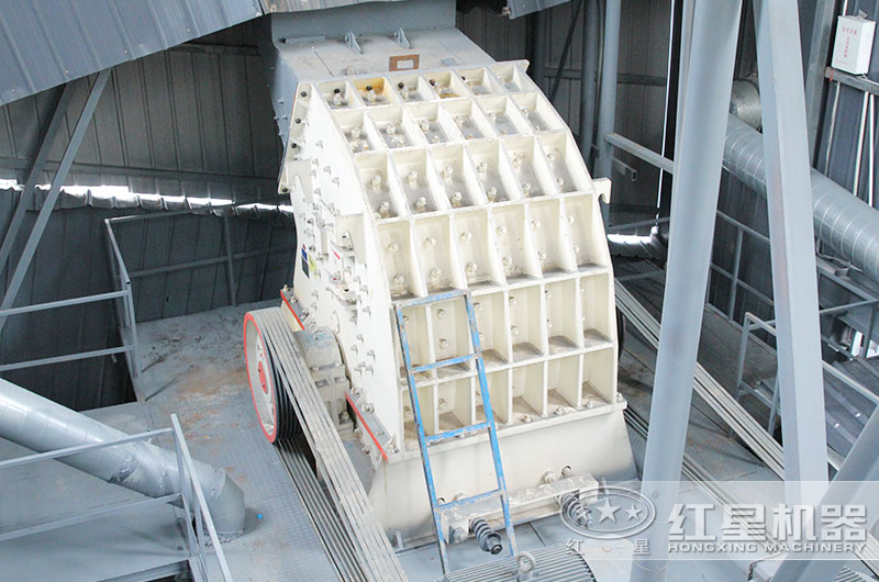 錘式破碎機(jī)石灰石破碎現(xiàn)場