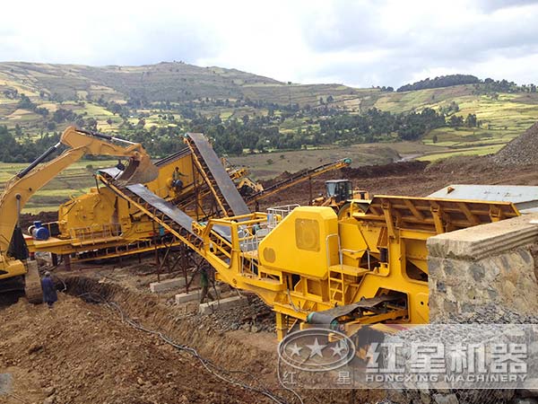 車(chē)載石料破碎機(jī)客戶現(xiàn)場(chǎng)