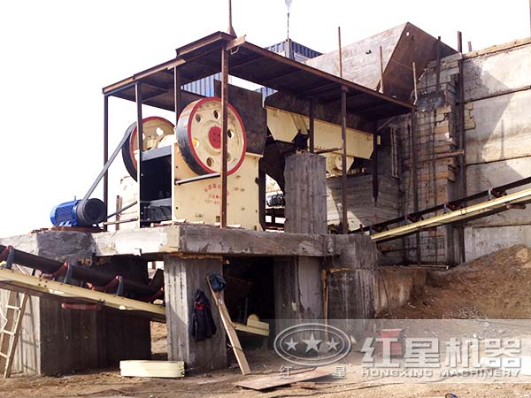 鄂式破碎機(jī)工作現(xiàn)場(chǎng)