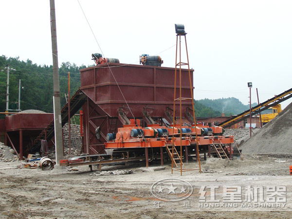 狼牙破碎機(jī)客戶作業(yè)現(xiàn)場