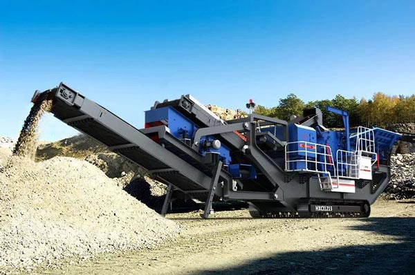 履帶式移動破碎機客戶現(xiàn)場