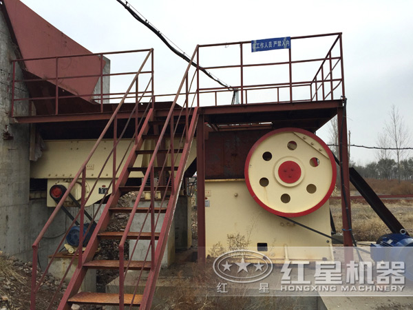 河卵石顎式破碎機(jī)作業(yè)現(xiàn)場(chǎng)