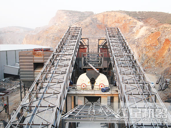 重錘式破碎機生產(chǎn)現(xiàn)場全程密封輸送