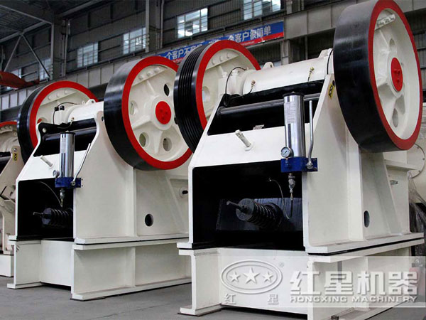 大型石頭顎破碎機市價多錢？（內(nèi)附高清顎破作業(yè)視頻）