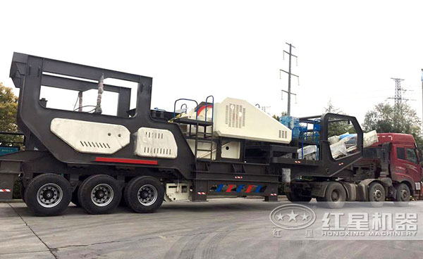 輪式流動(dòng)砂石破碎車，高產(chǎn)、快捷，時(shí)產(chǎn)百噸毫無壓力