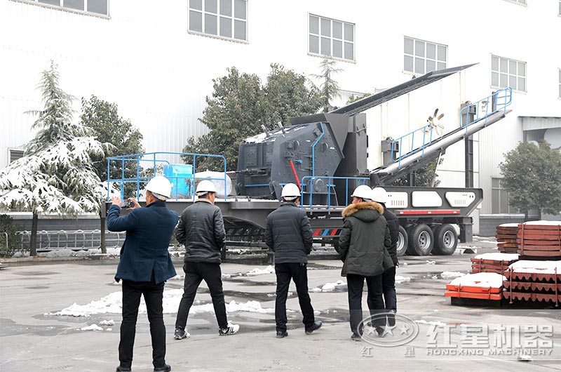 客戶來(lái)廠參觀磚渣破碎機(jī)
