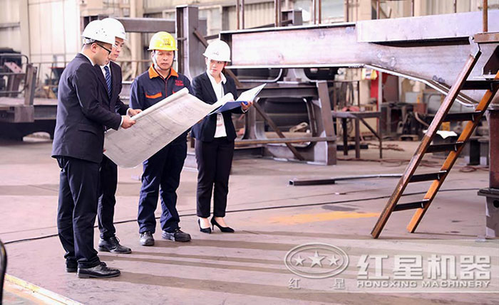 紅星技術(shù)經(jīng)理正在為用戶設(shè)計打砂生產(chǎn)工藝流程