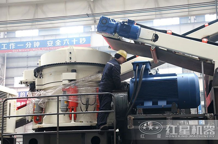 紅星技術(shù)工人正在認真配置流動圓錐破碎機