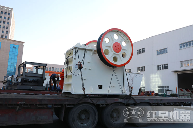 紅星粗碎顎破機(jī)發(fā)貨現(xiàn)場