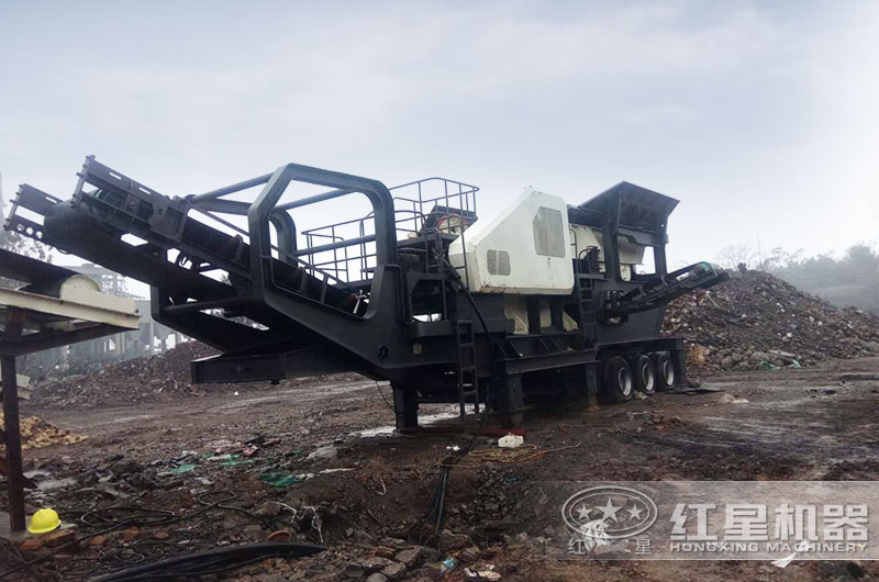 移動750碎石機已經(jīng)到達又一處破碎現(xiàn)場