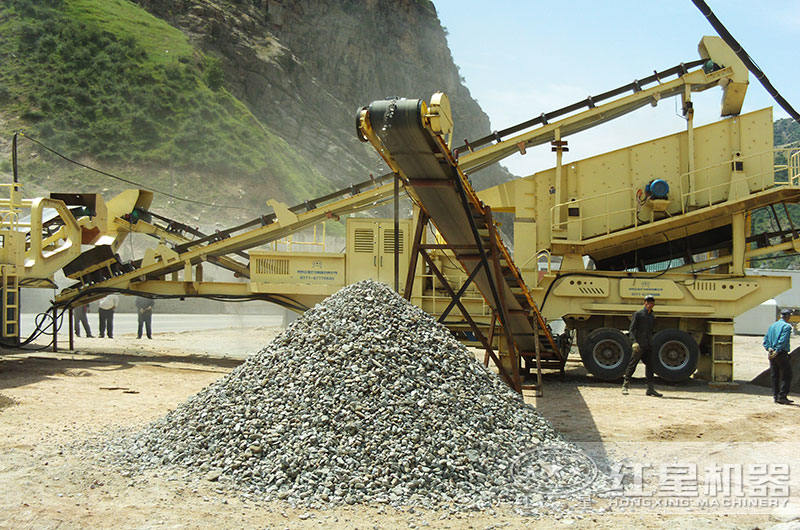 周邊輪胎移動圓錐破碎站生產現(xiàn)場