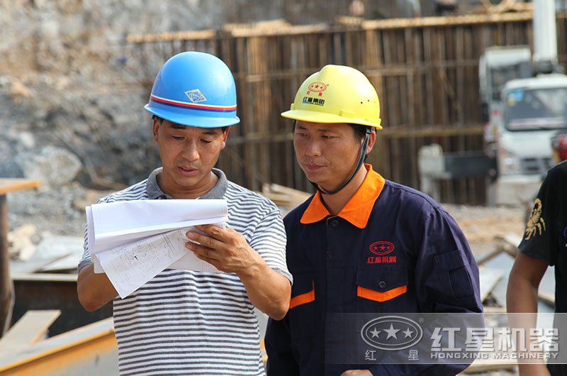 紅星技術經理深入場地為用戶指導安裝和操作