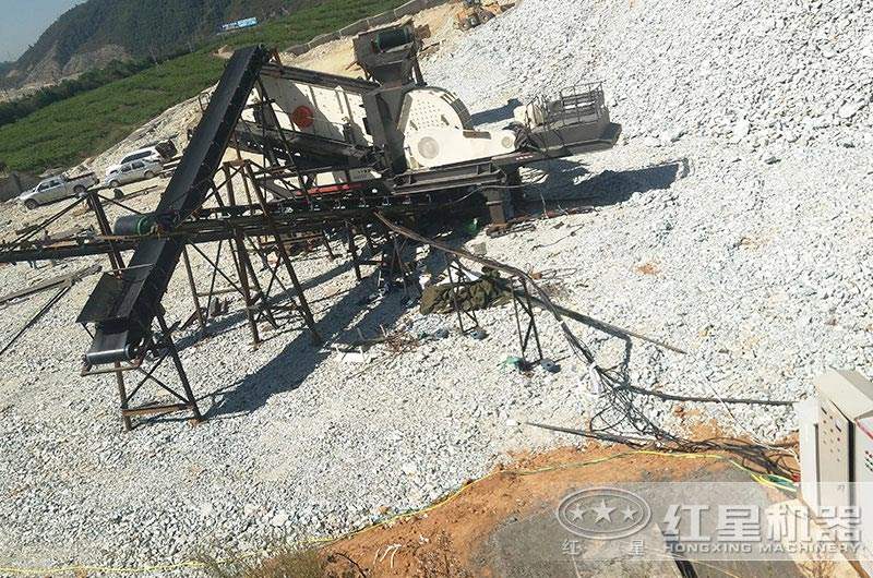 調(diào)節(jié)好轉(zhuǎn)速的移動錘式破碎機生產(chǎn)現(xiàn)場