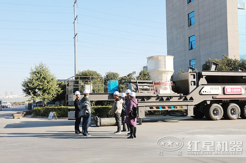 浙江嘉興用戶來廠考察環(huán)保移動石子破碎機