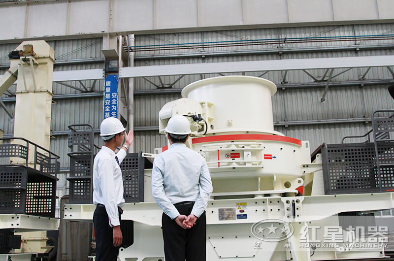 技術(shù)經(jīng)理陪同來(lái)廠(chǎng)用戶(hù)參觀(guān)考察設(shè)備