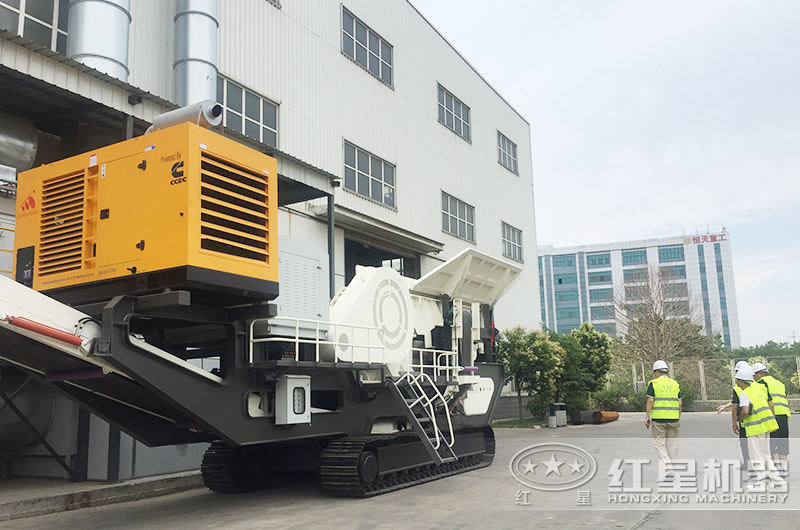 用戶來(lái)廠考察破碎氧化鋯的移動(dòng)破碎機(jī)