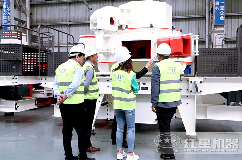 紅星技術(shù)經(jīng)理正在為來(lái)廠用戶(hù)認(rèn)真講解HVI制砂機(jī)的破碎方式