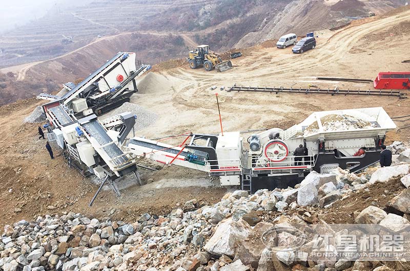 履帶移動(dòng)破碎機(jī)設(shè)備做石子現(xiàn)場(chǎng)