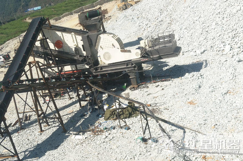 單機移動重錘破碎機處理建筑垃圾現(xiàn)場