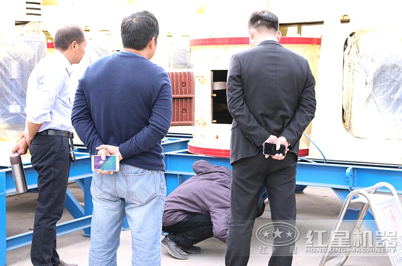 用戶來(lái)廠認(rèn)真考察復(fù)合式圓錐破碎機(jī)