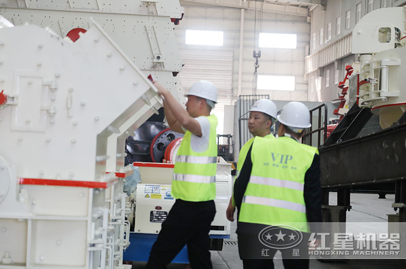 用戶(hù)來(lái)廠(chǎng)認(rèn)真考察打砂設(shè)備