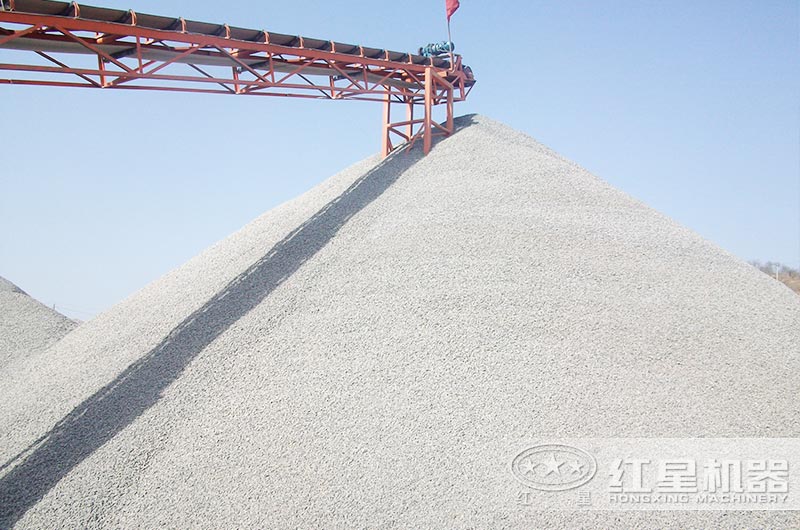 經(jīng)沖擊式制砂機加工后的砂石物料
