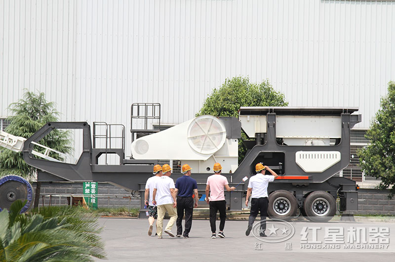 山東客戶來(lái)廠考察移動(dòng)碎石機(jī)