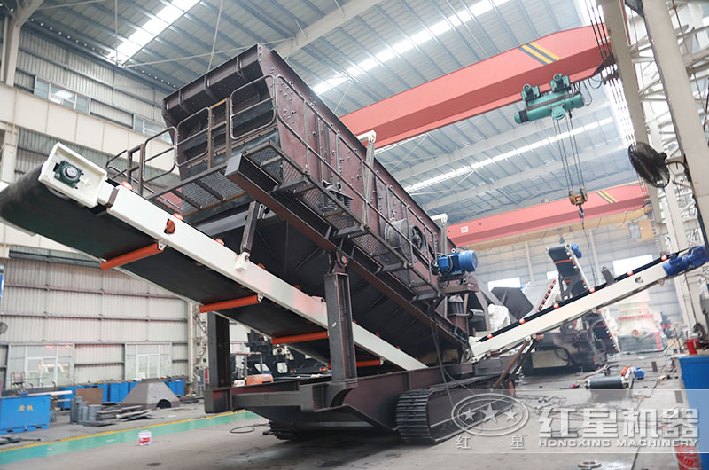 大型履帶式篩分標(biāo)準(zhǔn)型移動破碎站加工車間