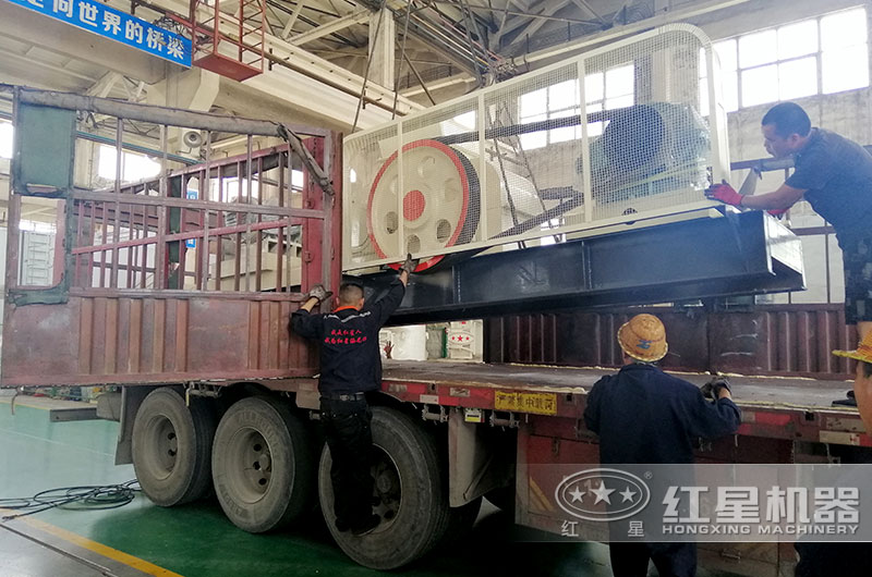 客戶對輥破碎機(jī)裝車現(xiàn)場