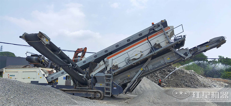 履帶移動破加工白云石同出石子、沙子現(xiàn)場