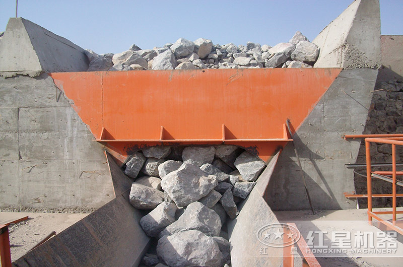 日產(chǎn)1萬方的石子加工廠需要配置幾臺多大型號的顎破機？